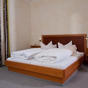 Zimmer mit Kingsize-Bett